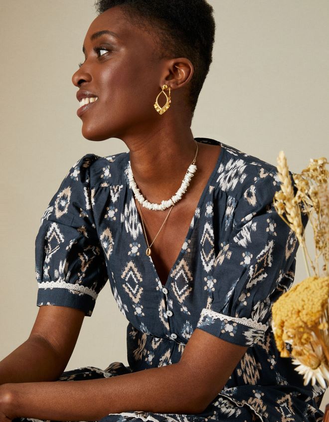 Monsoon kadınlar Sürdürülebilir pamuktan v yaka düğmeli ikat desenli midi elbise JH86BT1121 Giyim Mavi Donanma)